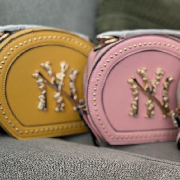 “New York” Women’s Crossbody Bag - Picture 2 of 2